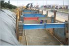 Regenrckhaltekanal RRK im Gewerbegebiet Grorhrsdorf - Einbau der Verbauelemente unmittelbar unter der Hochspannungsleitung